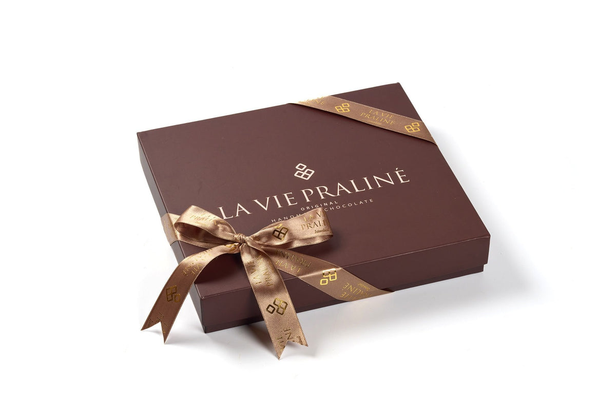 La Vie Praline çikolatalı hurma kutusu yakın detay
