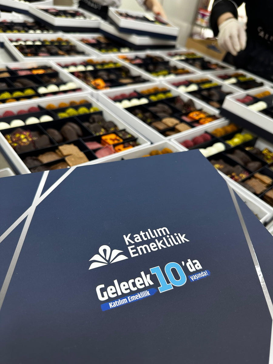 Katılım Emeklilik logolu kurumsal çikolata kutuları hazırlanırken