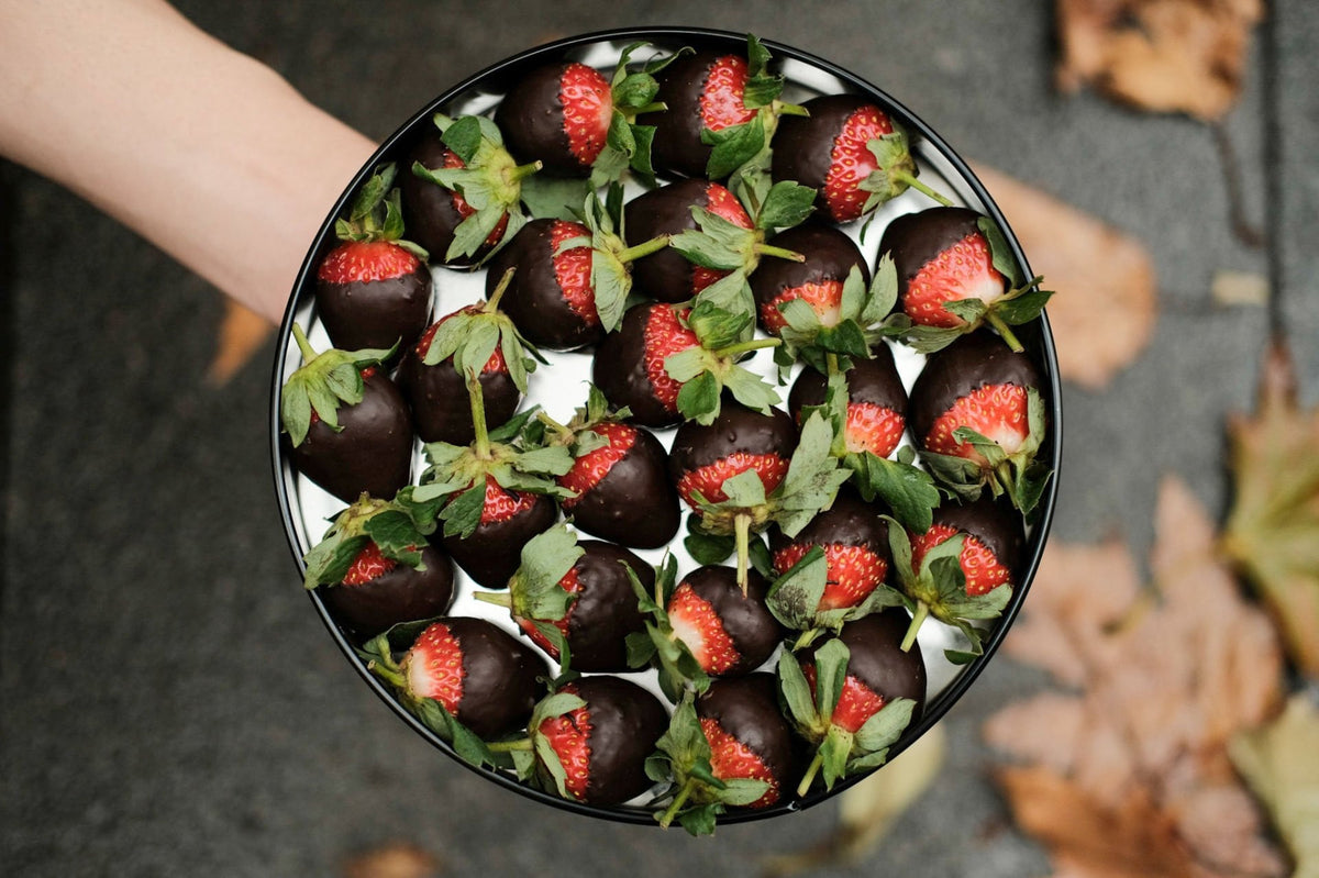 La Vie Praline metal çilekli çikolata kutusu yakın detay