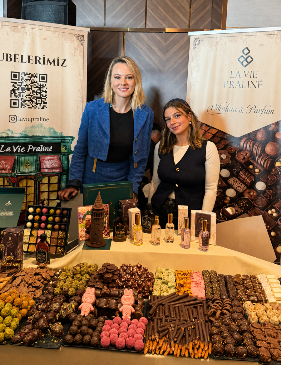 Etkinlik standında La Vie Praline çikolata ve kolonya ikramı