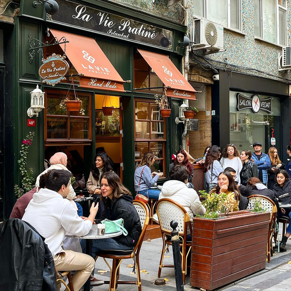 La Vie Praline şubesinin dolu teras masaları