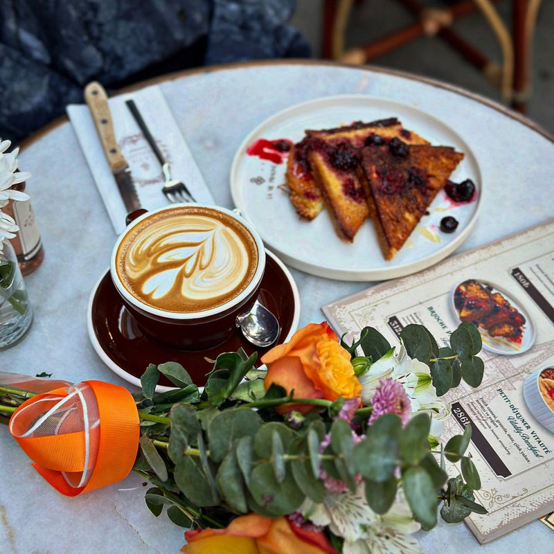 Kafe masasında latte ve meyveli French toast