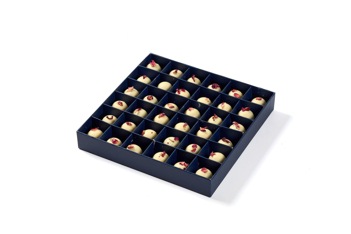 La Vie Praline white rose çikolata kutusu yakın detay