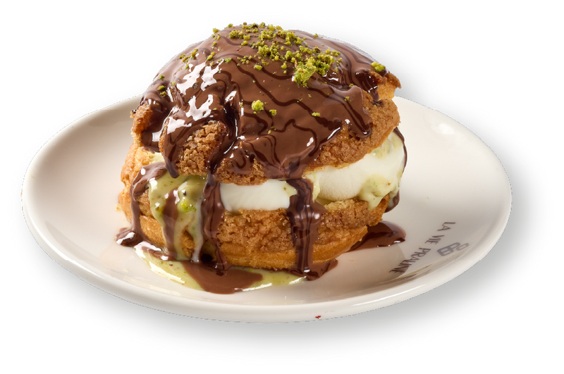 Choux De Glace — tabakta çikolata soslu choux, antep fıstığı ile