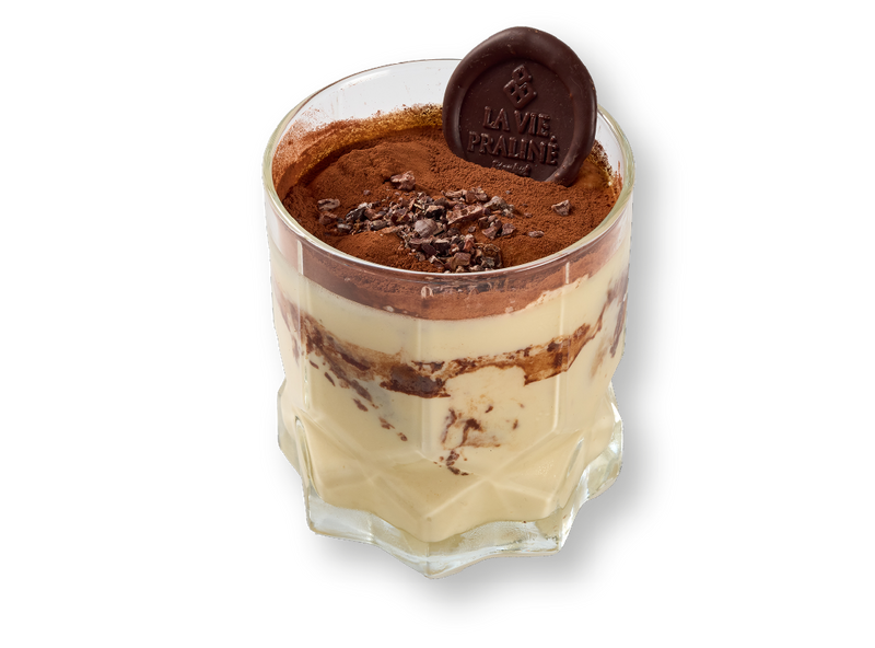 Monsieur Tira — bardakta tiramisu, kakao ve çikolata parçacıklarıyla