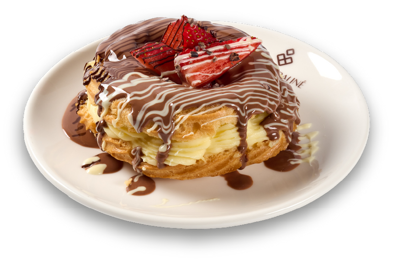 Le Reve De Paris — tabakta çikolata soslu choux halkası, çilekli