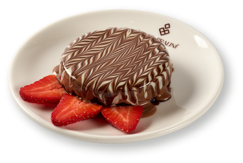 Lady Praline — tabakta desenli çikolatalı yuvarlak pasta, çilekle