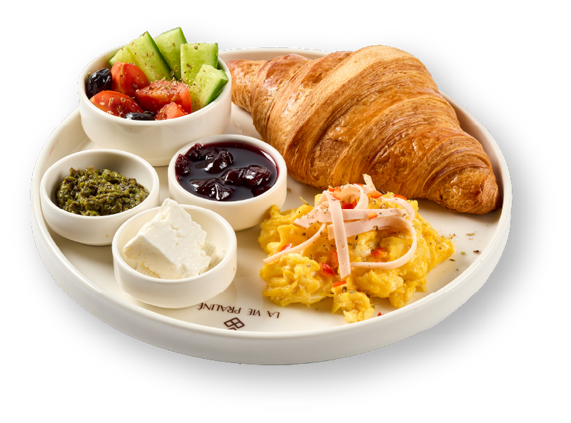 Œufs Brouillés — tabakta çırpılmış yumurtalı kruvasan kahvaltısı