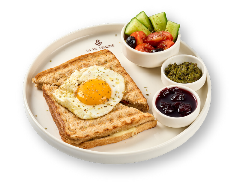 Croque Madame — tabakta göz yumurtalı tost, kahvaltı eşlikçileriyle