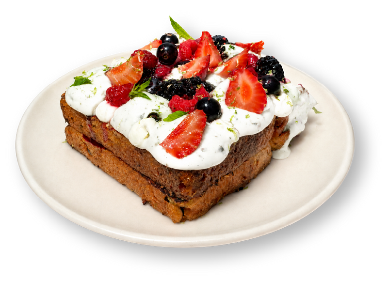 Brioche Pain Perdu — tabakta kızarmış brioche, krema ve kırmızı meyveler