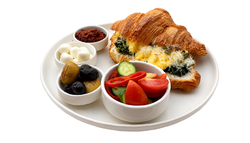 Croissant Aux Épinards — tabakta ıspanaklı kruvasan, kahvaltı eşlikçileriyle